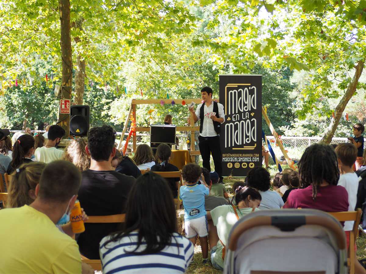 Mago Óscar Fernández realizando un número de maxia ao aire libre en Vigo (Galicia).