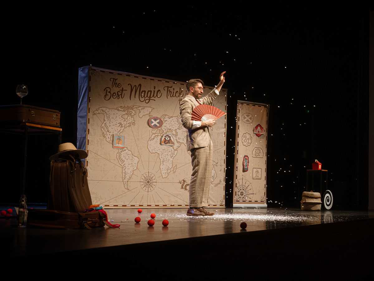 Mago sobre o escenario durante o espectáculo de maxia en inglés “The Best Magic Trick in the World” nun colexio en Pontevedra (Galicia).