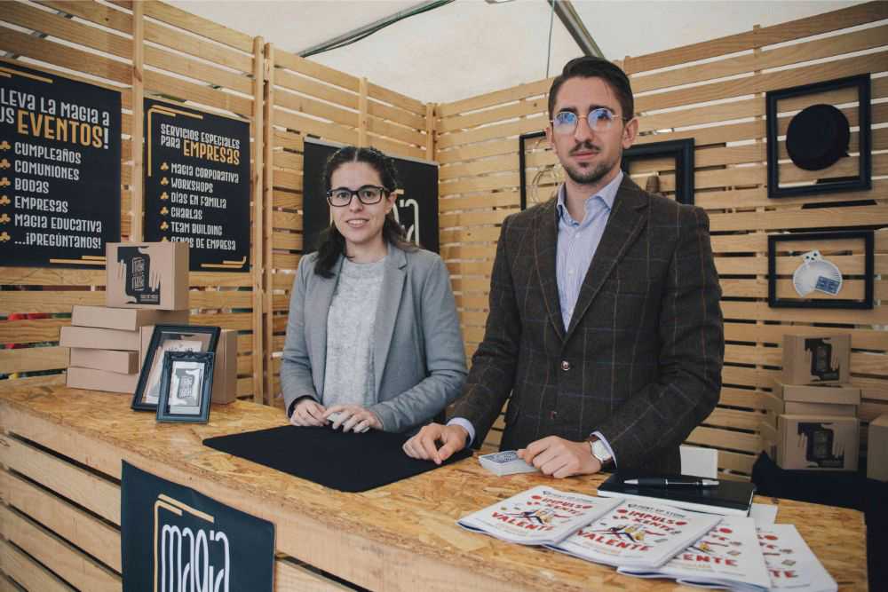 Sara Rodríguez y Carlos Tomico en el stand durante la feria de emprendimiento Pont-Up Store 2019 en Pontevedra (Galicia).
