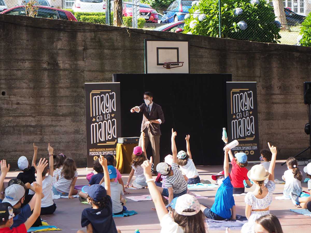 Público participando en un espectáculo de magia en un colegio en Vigo (Galicia).