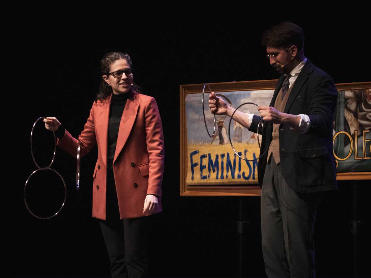 Una miembro del público participa en un truco de magia durante el espectáculo de igualdad de género en la Sala Ártika (Vigo, Galicia).